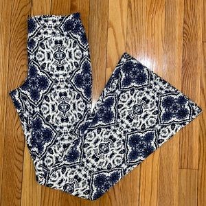 Patterned yoga pants